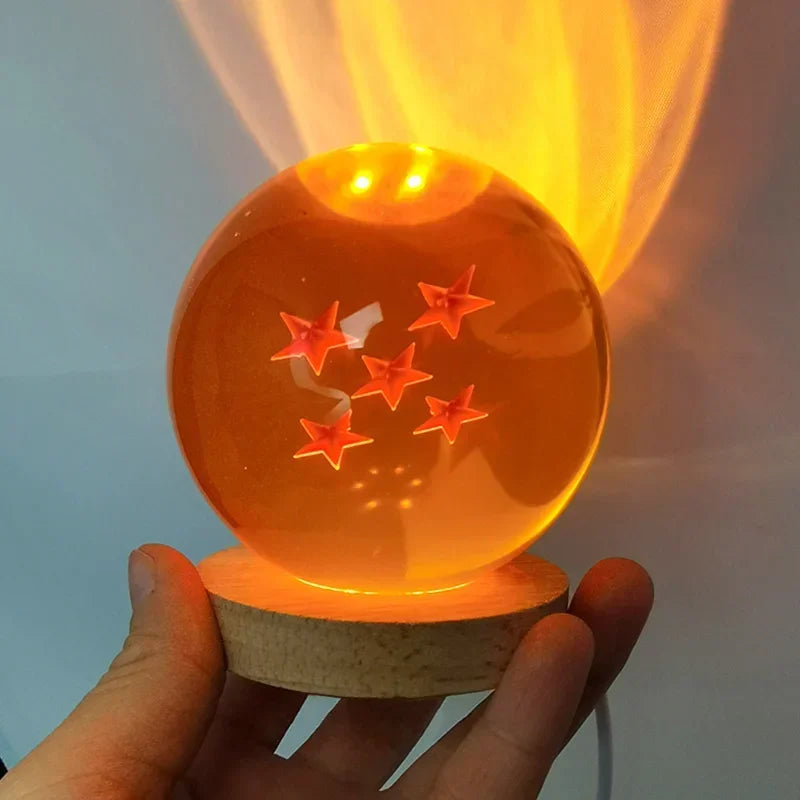 Esfera de cristal 3D Bola de Dragón iluminada, vista frontal sobre base de madera – LuxeOrb3D