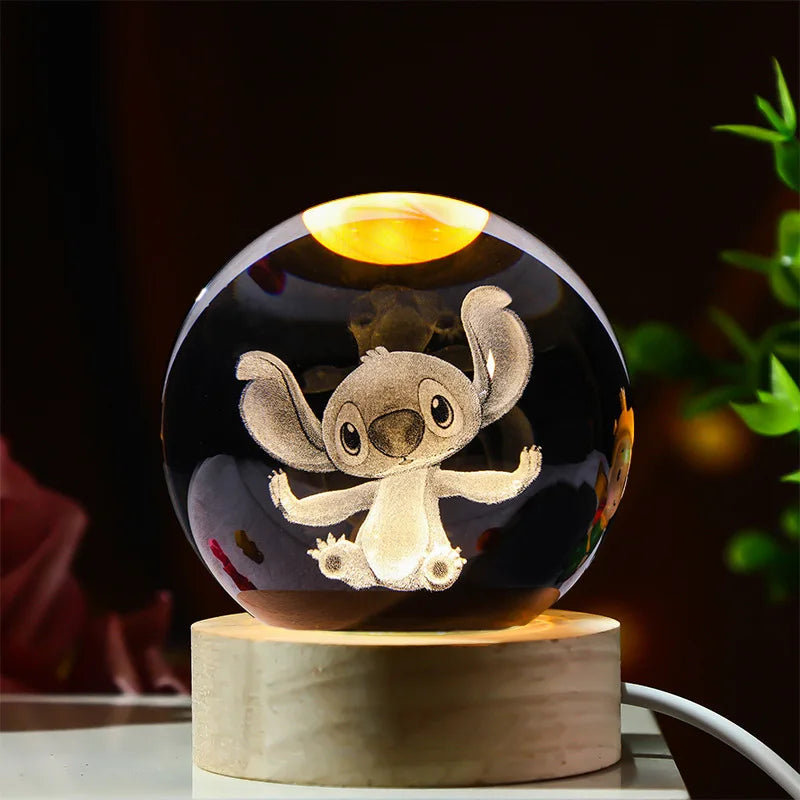Esfera de cristal 3D grabada con diseño de Stich 2, sobre base de madera con luz LED – LuxeOrb3D