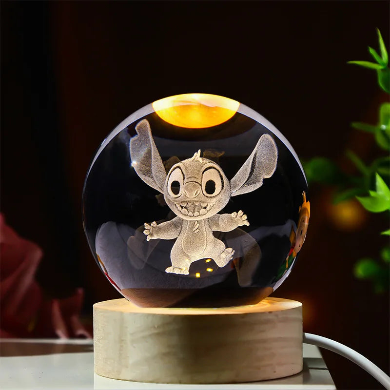 Esfera de cristal 3D grabada con diseño de Stich, sobre base de madera con luz LED – LuxeOrb3D