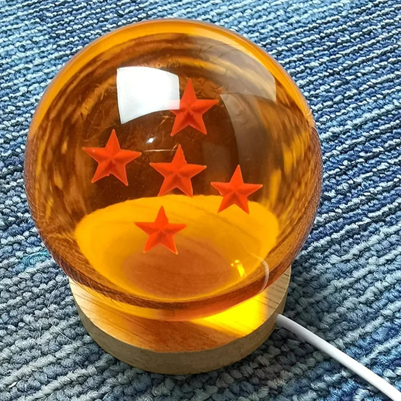 Esfera de cristal 3D Bola de Dragón iluminada sobre base de madera, vista de cerca – LuxeOrb3D