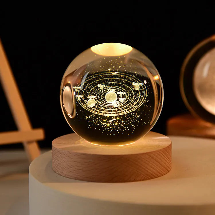 Esfera de cristal 3D grabada con diseño de Sistema Solar, sobre base de madera con luz LED – LuxeOrb3D