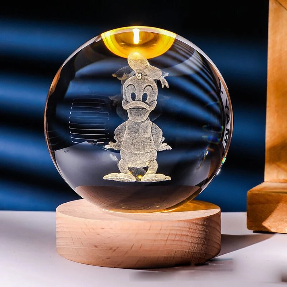 Esfera de cristal 3D grabada con el diseño Pato Lucas, sobre base de madera con luz LED – LuxeOrb3D