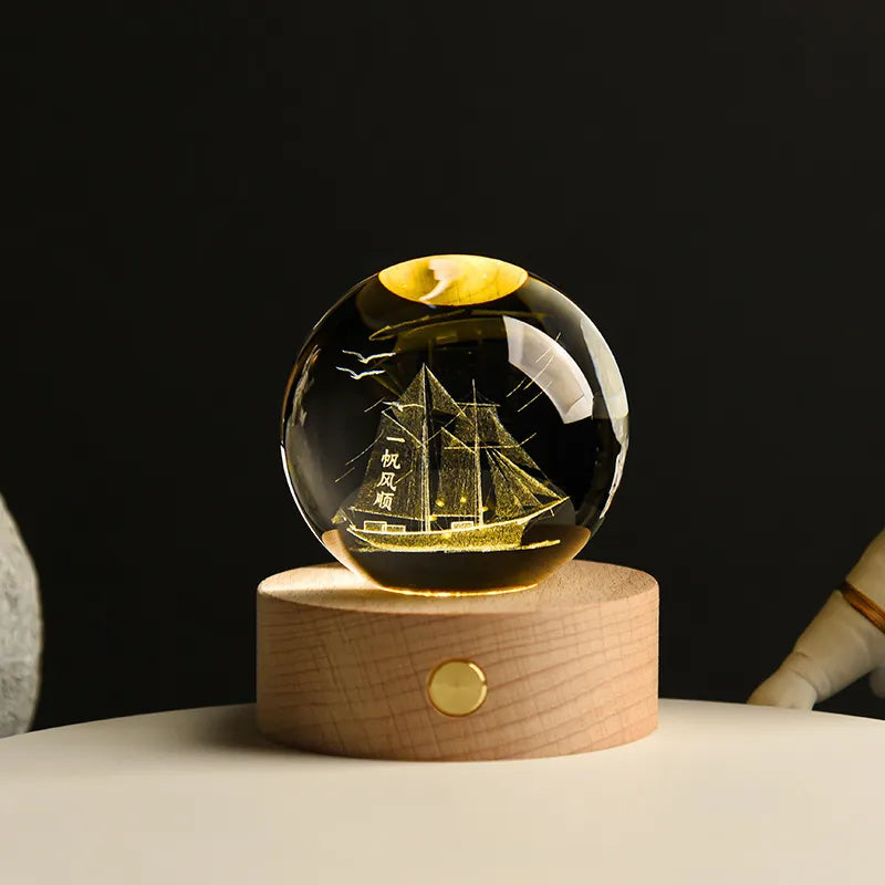 Esfera de cristal 3D grabada con diseño de Barco, sobre base de madera con luz LED – LuxeOrb3D
