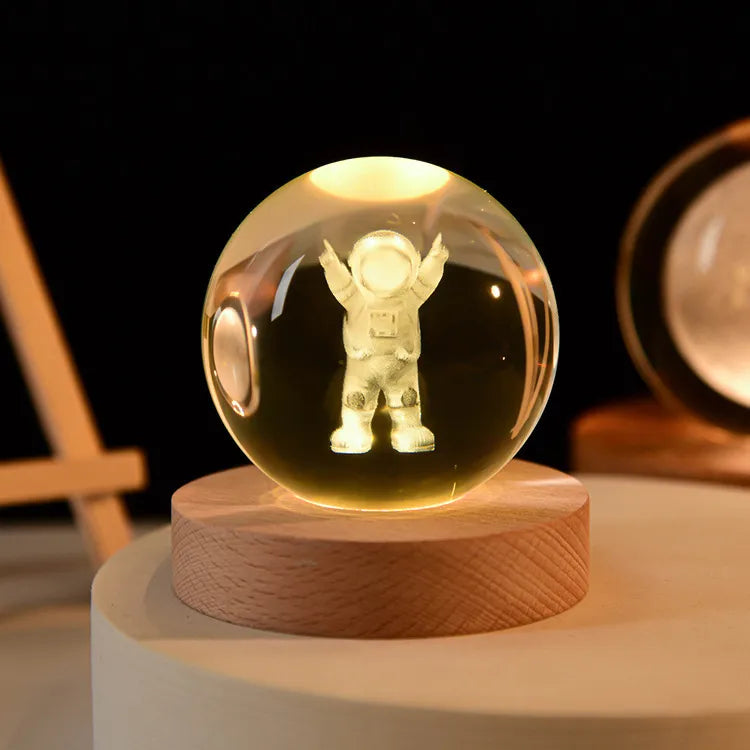 Esfera de cristal 3D grabada con diseño de Astronauta, sobre base de madera con luz LED – LuxeOrb3D