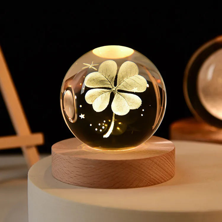 Esfera de cristal 3D grabada con diseño de Trébol, sobre base de madera con luz LED – LuxeOrb3D