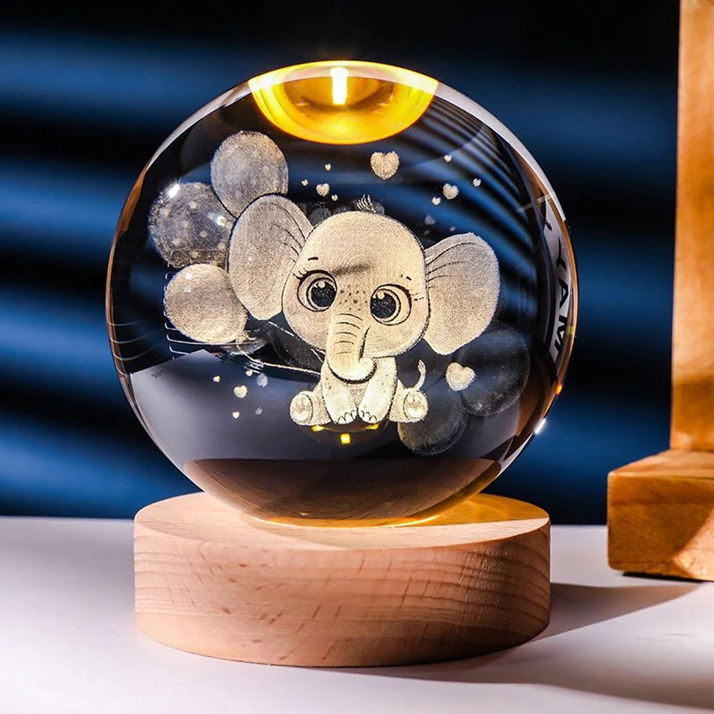 Esfera de cristal 3D grabada con el diseño Elefantito, sobre base de madera con luz LED – LuxeOrb3D