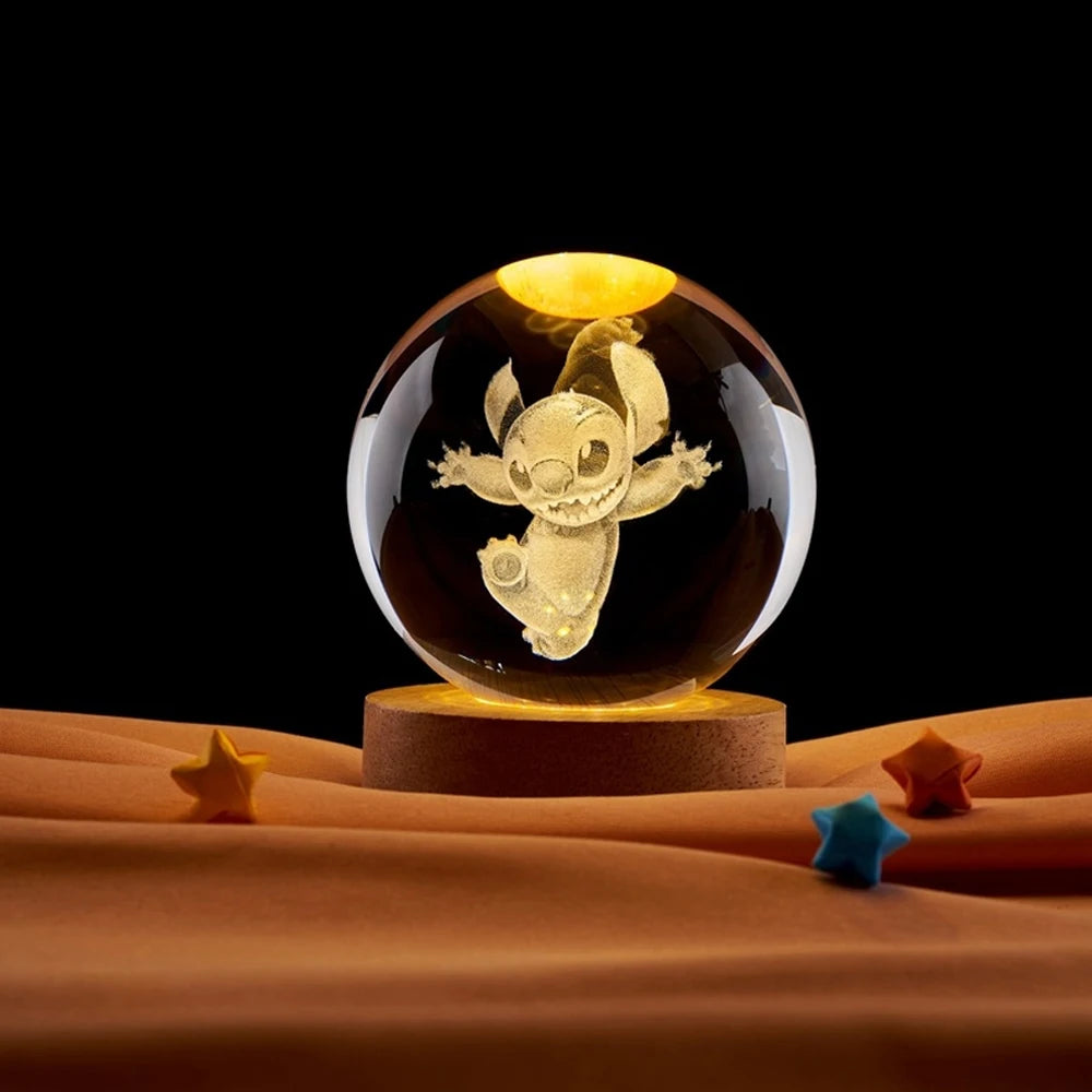 Esfera de cristal 3D grabada con el diseño Stitch 2, sobre base de madera con luz LED – LuxeOrb3D