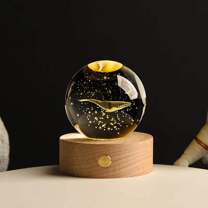 Esfera de cristal 3D grabada con diseño de Ballena, sobre base de madera con luz LED – LuxeOrb3D
