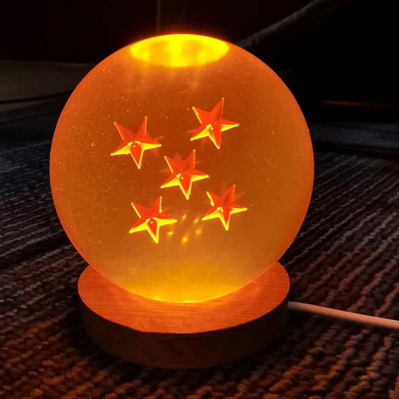 Esfera de cristal 3D Bola de Dragón encendida en ambiente nocturno, sobre base de madera – LuxeOrb3D