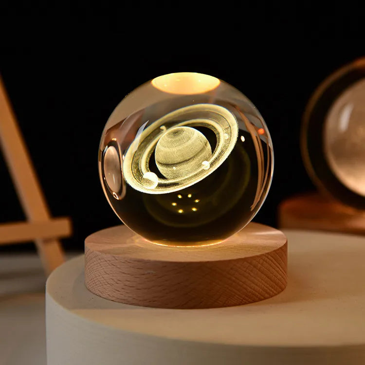 Esfera de cristal 3D grabada con diseño de Saturno, sobre base de madera con luz LED – LuxeOrb3D