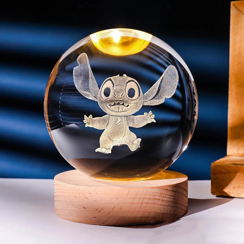 Esfera de cristal 3D grabada con el diseño Stitch 3, sobre base de madera con luz LED – LuxeOrb3D