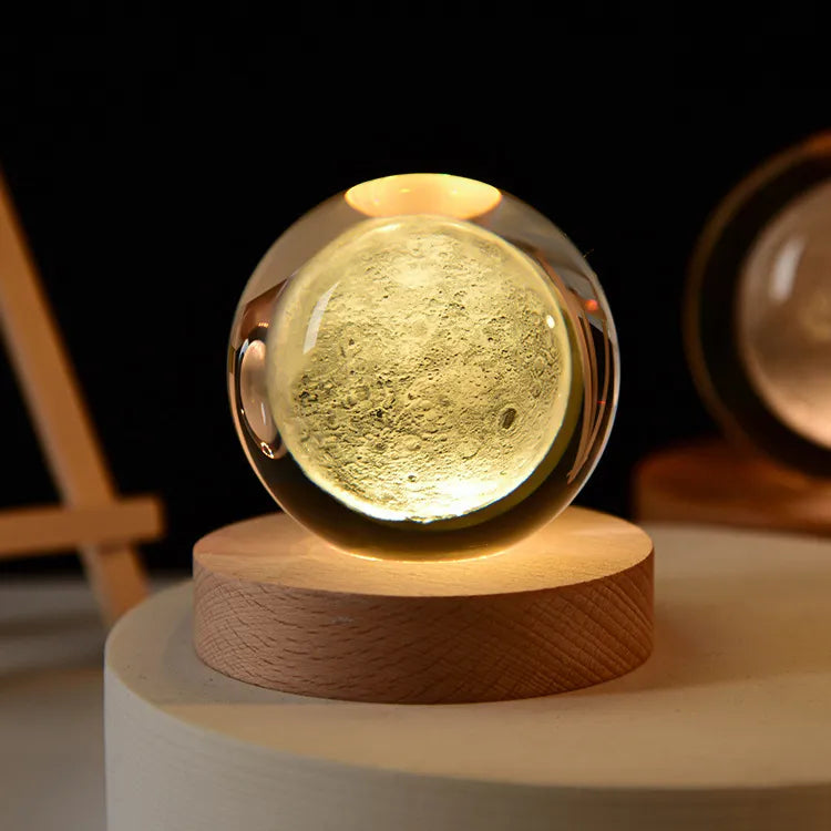 Esfera de cristal 3D grabada con diseño de Luna, sobre base de madera con luz LED – LuxeOrb3D