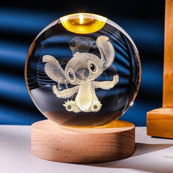 Esfera de cristal 3D grabada con el diseño Stitch 1, sobre base de madera con luz LED – LuxeOrb3D